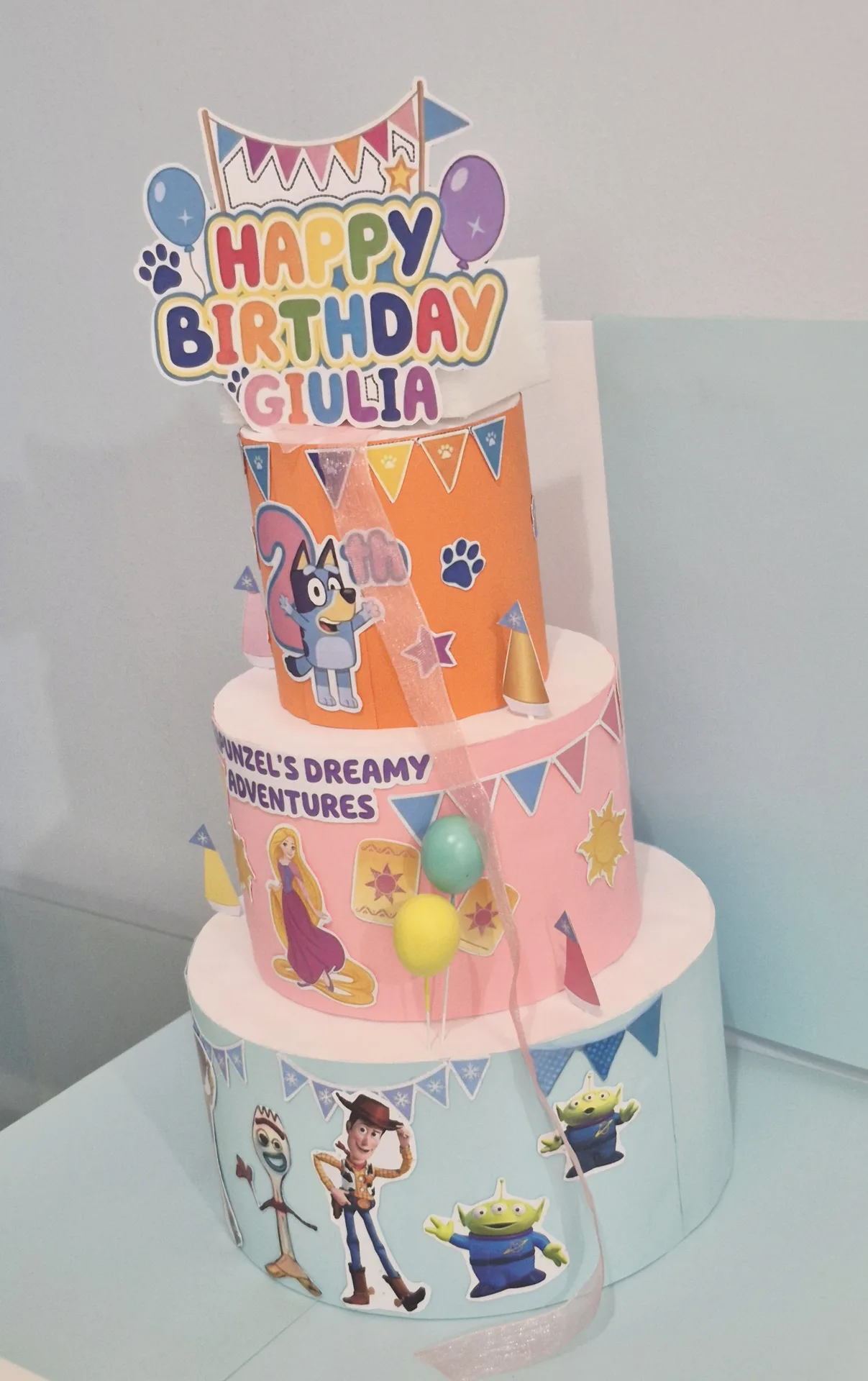 Torta scenografica tema Toy Story/Rapunzel/ Bluey — Foto