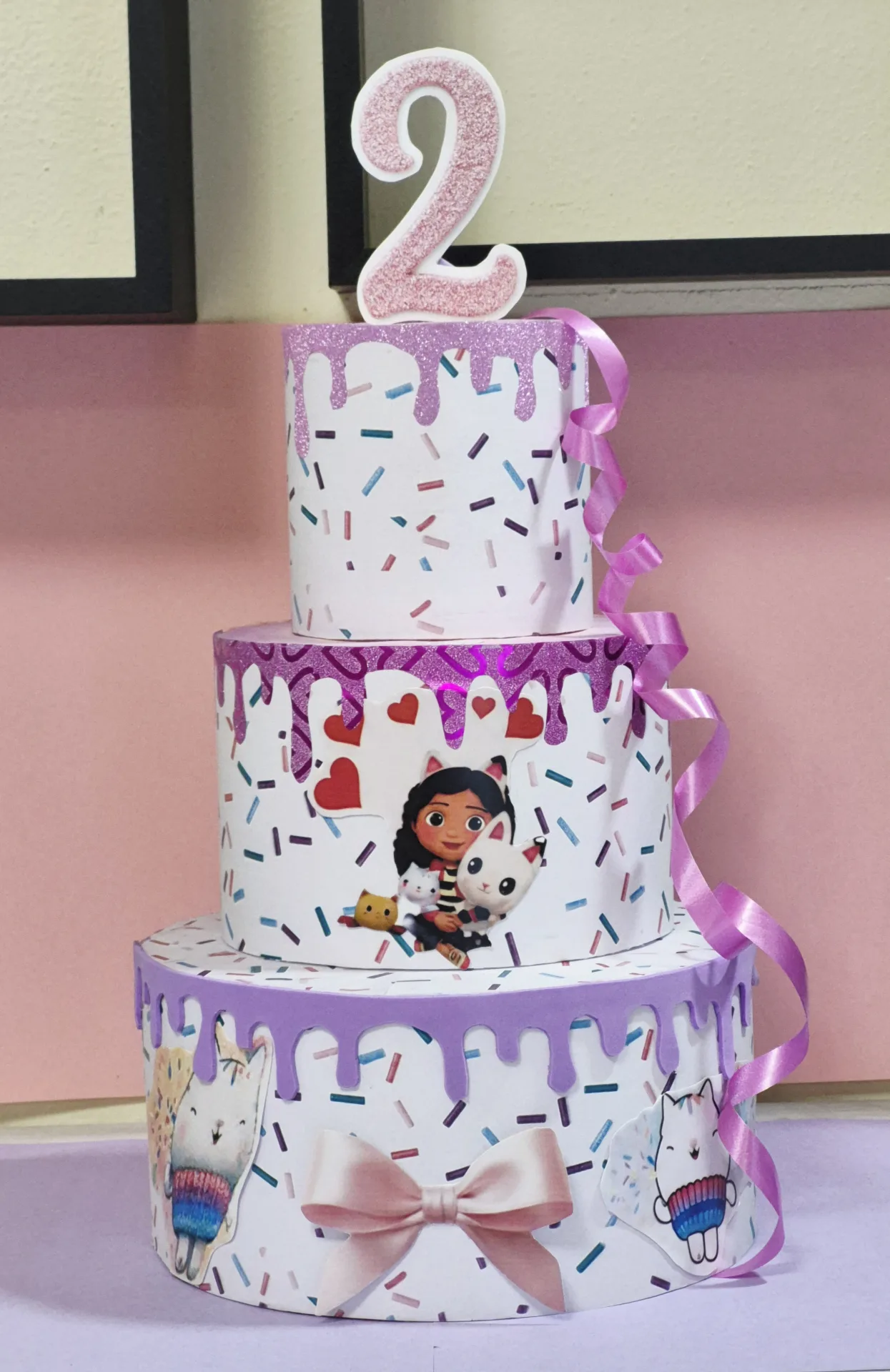 Torta scenografica tema Casa delle bambole di Gabby — Foto