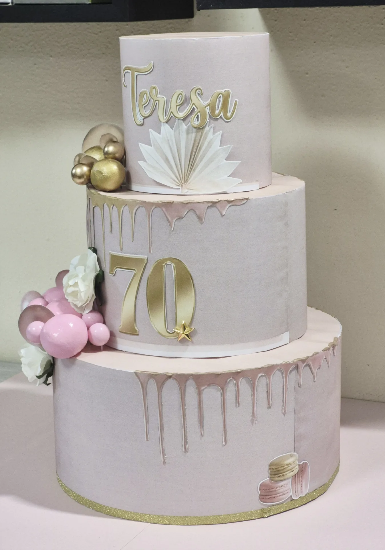 Torta in polistirolo tema 70 anni — Foto