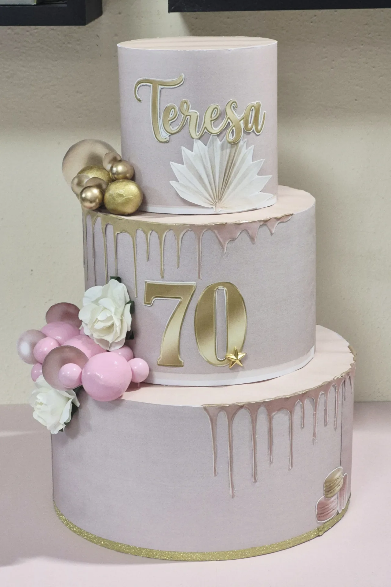 Torta in polistirolo tema 70 anni